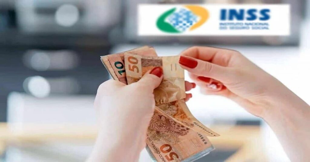imagem de uma pessoa contando dinheiro para falar do INSS previdência social brasileira