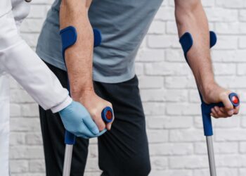 imagem de uma pessoa em recuperação e atendida pelo auxílio-acidente