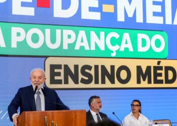 O Programa Pé de Meia fornece apoio financeiro a estudantes