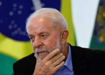 Professores e servidores de universidades federais em greve