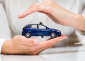 imagem de uma pessoa segurando, protegendo um carro para falar do seguros de carros