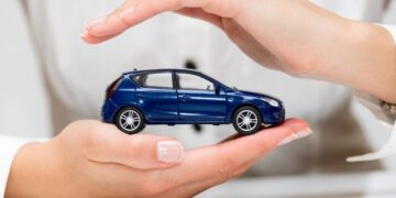 imagem de uma pessoa segurando, protegendo um carro para falar do seguros de carros