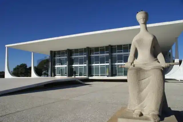 Entre os fatores da queda estão as decisões controversas e a polarização politica. Foto: Reprodução Google