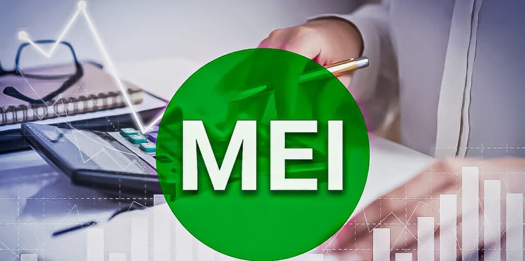 imagem com uma pessoa fazendo conta e escrito a palavra MEI