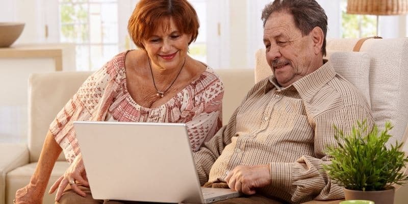 imagem de dois idosos lendo sobre a aposentadoria aos 55 anos.