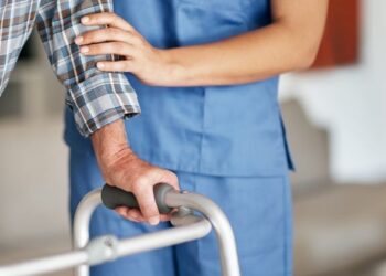 imagem de uma pessoa com andador que pode receber a aposentadoria por invalidez