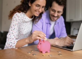 imagem de um casal economizando para os feriados de abril de 2025