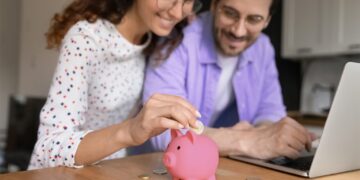 imagem de um casal economizando para os feriados de abril de 2025