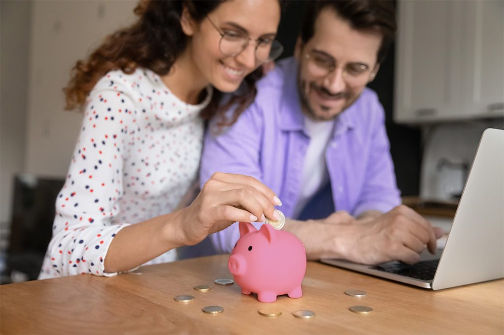 imagem de um casal economizando com a isenção do IPTU