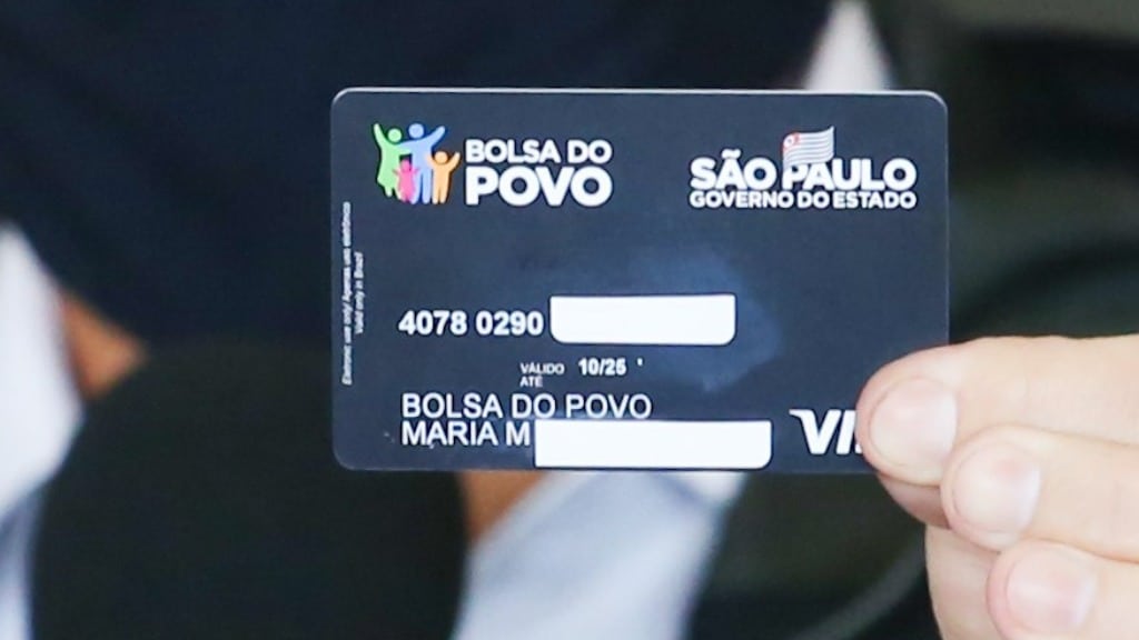 imagem de uma pessoa segurando o cartão do Bolsa do Povo