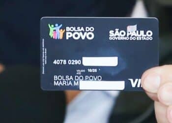 imagem de uma pessoa segurando o cartão do Bolsa do Povo de SP