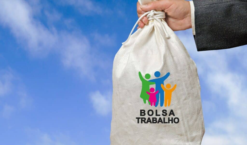 imagem de um céu com um bolsa escrito Bolsa trabalo