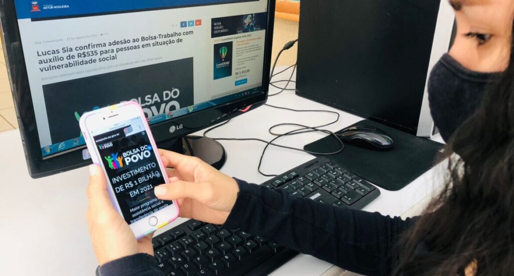 imagem de uma pessoa trabalhando com o app e o computador falando sobre o Bolsa do Povo de SP.