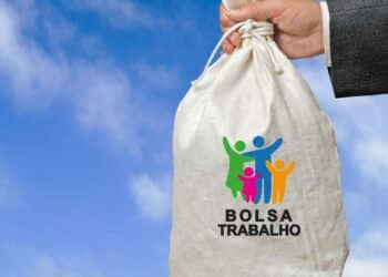 imagem de uma pessoa segurando uma bolsa escrito Bolsa Trabalho