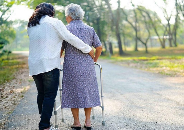 imagem de uma senhora que pode ter o Benefício de Prestação