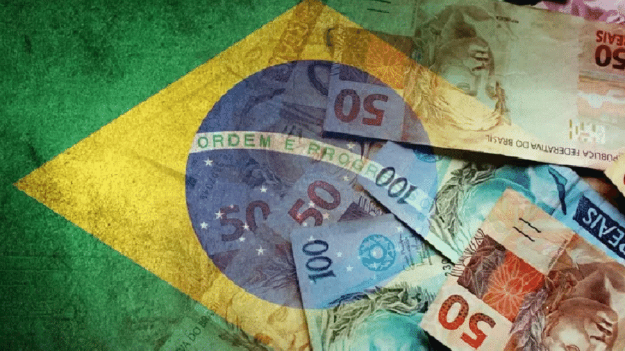 Imagem da bandeira do Brasil com dinheiro para falar da taxa Selic