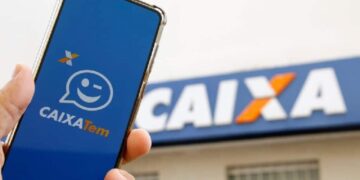 imagem de uma pessoa segurando o celular com o app da Caixa Tem