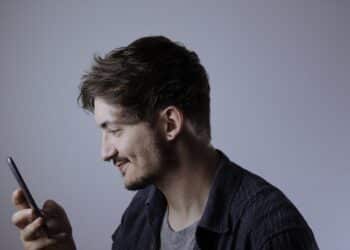 Privacidade e Segurança: Seu Celular Está Realmente Ouvindo suas Conversas? (Fonte: Pixabay)