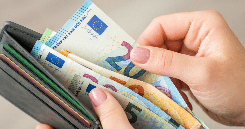 imagem de uma pessoa mostrando o euro para falar do mercado europeu