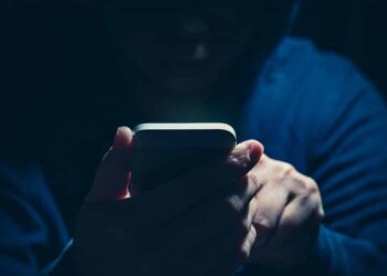 Entenda os Perigos dos Aplicativos Espiões e Por Que Você Deve Evitá-los (Fonte: Shutterstock)
