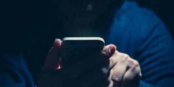 Entenda os Perigos dos Aplicativos Espiões e Por Que Você Deve Evitá-los (Fonte: Shutterstock)