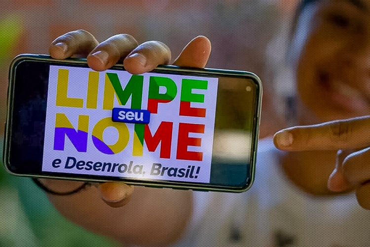 imagem com um celular mostrando o logo da Lei do Desenrola