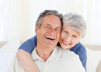 imagem de dois idosos que irão receber o pagamento do INSS