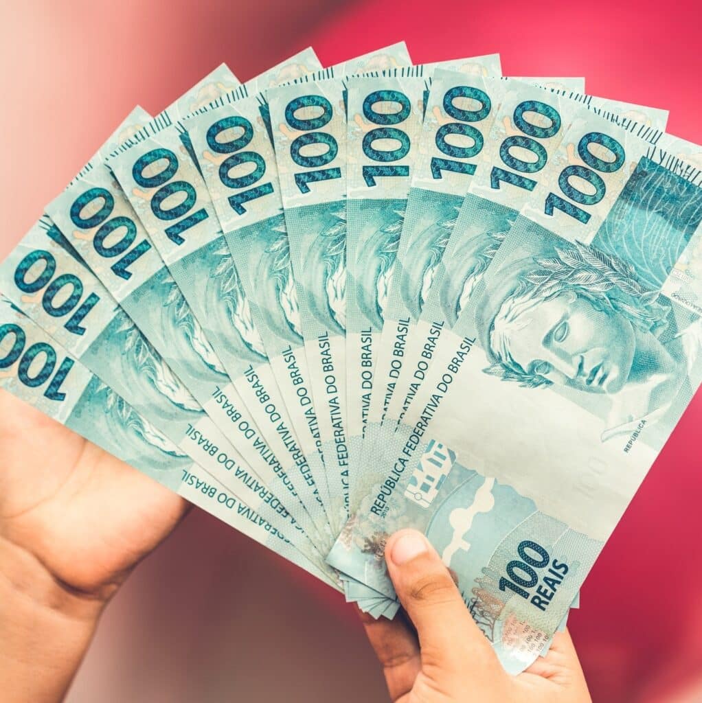 imagem de dinheiro que cai com o PIS/Pasep para 2024