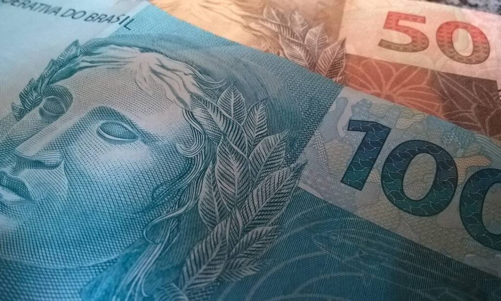 imagem de dinheiro que cai com o crédito consignado