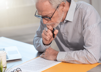 imagem de um senhor olhando as regras da aposentadoria no INSS