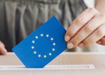 imagem de uma pessoa colocando seu voto na urna nas Eleições Europeias 2024