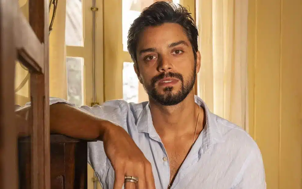 Rodrigo Simas e a Importância de Representar a Bissexualidade na Mídia (Fonte: UOL)
