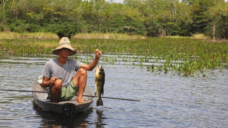pescador com um peixe