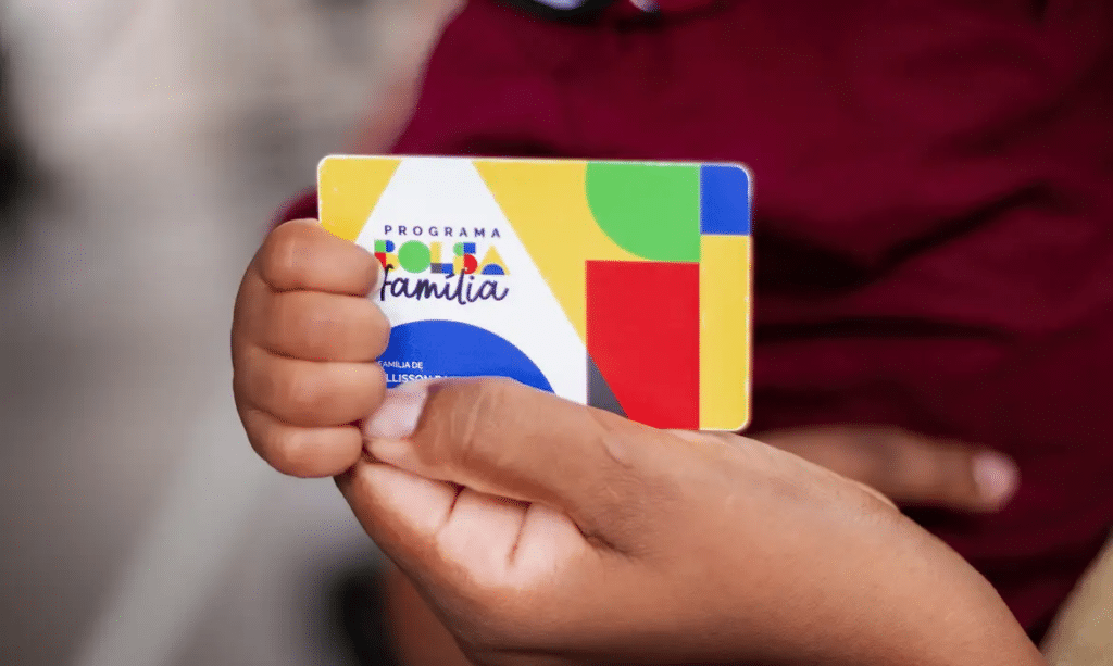 pessoa segurando cartão do bolsa família