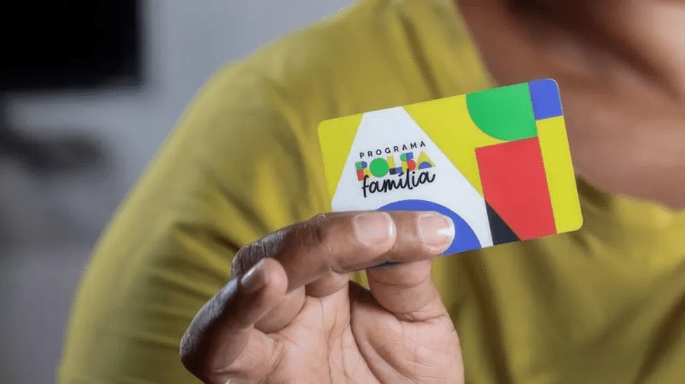 pessoa segurando cartão do bolsa família