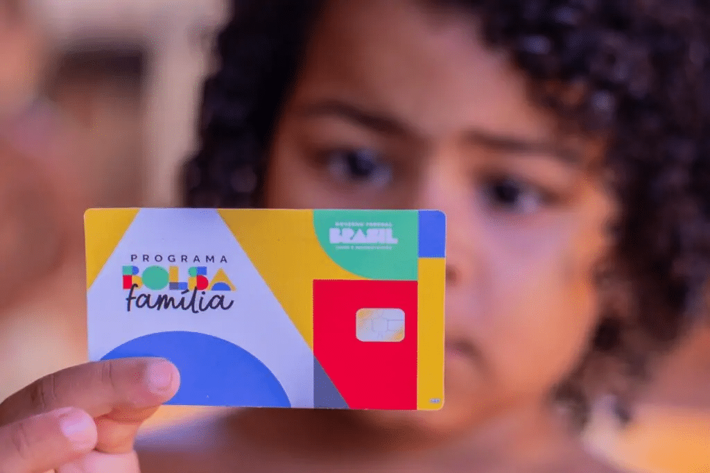 criança segurando cartão do bolsa família