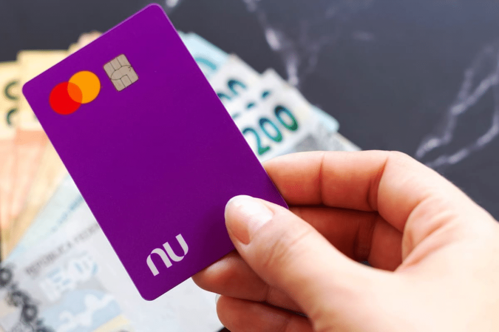 pessoa segurando cartão do nubank