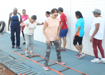 A prática regular de exercícios físicos contribui para a saúde física, mental e a manutenção da autonomia nas atividades dos idosos! Confira detalhes a seguir!