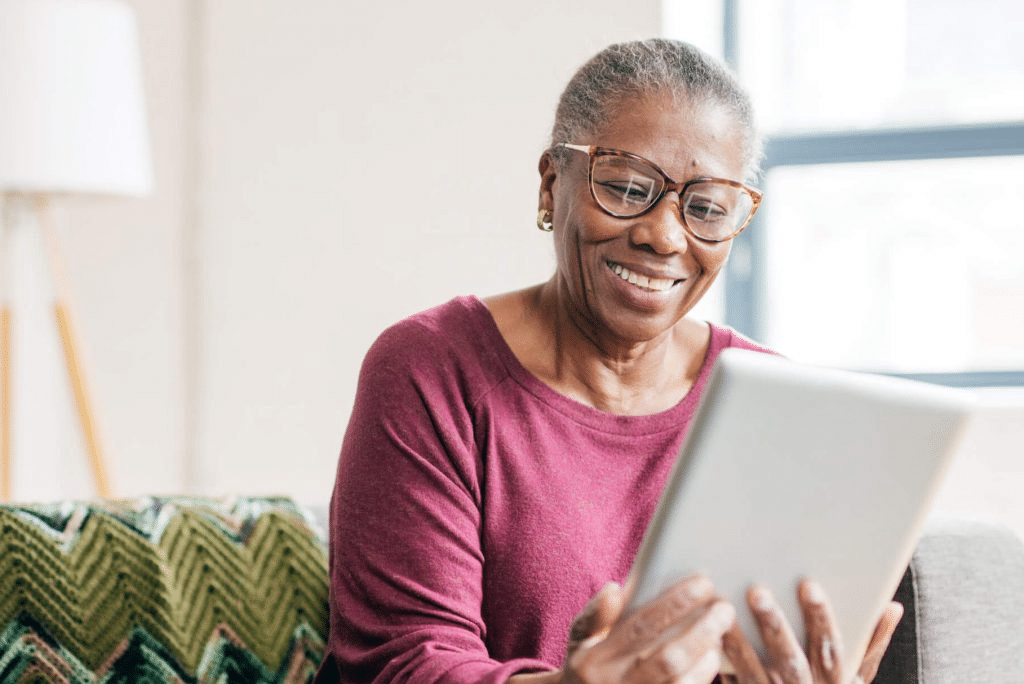 idosa com tablet na mãe