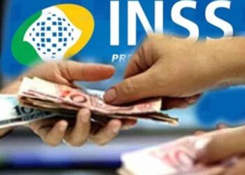 imagem de uma pessoa recebendo o pagamentos antecipados do inss