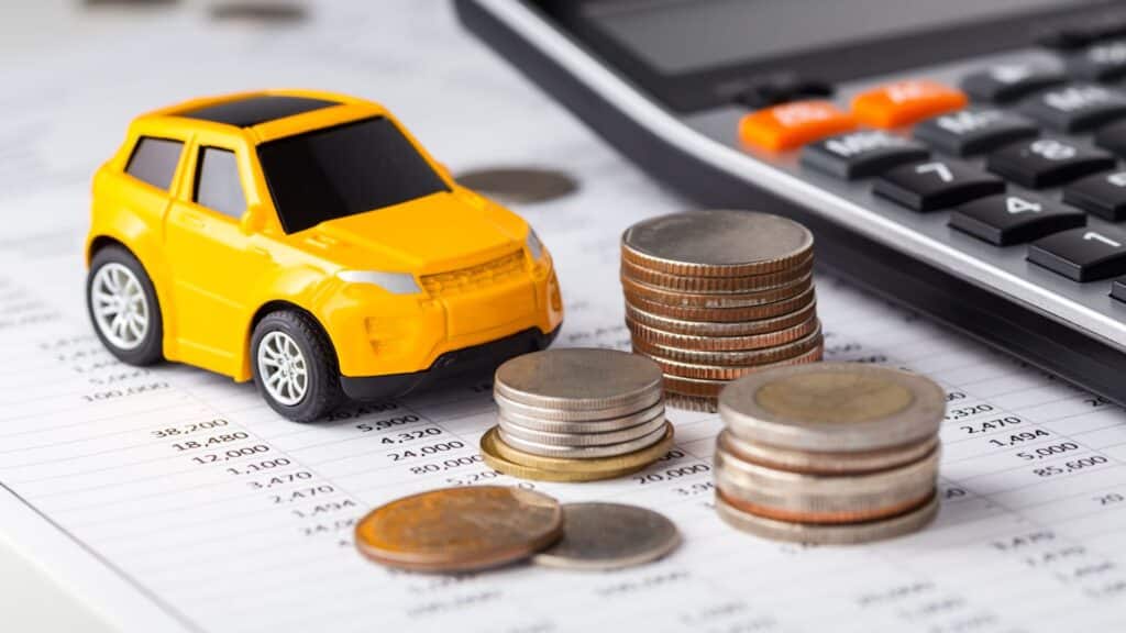 imagem de uma conta com um carrinho em miniatura para falar do IPVA 2024