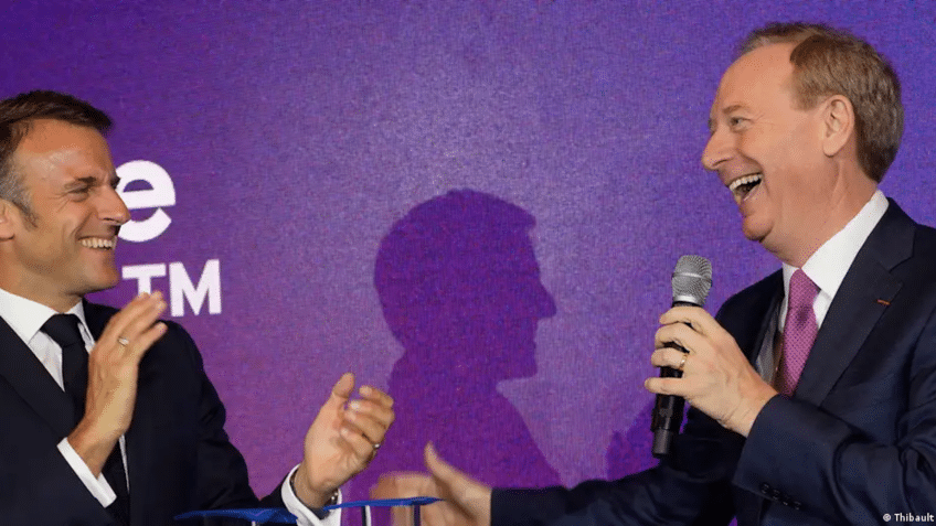 Macron e o presidente da Microsoft, Brad Smith: investimentos adicionais de 4 bilhões de euros até 2027 na França.


