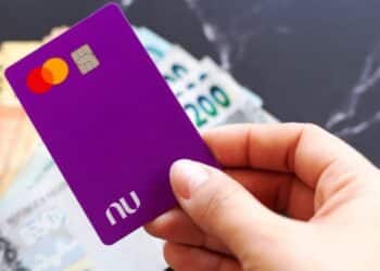 imagem segurando o cartão de crédito de Nubank