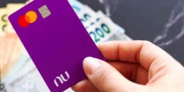 imagem segurando o cartão de crédito de Nubank