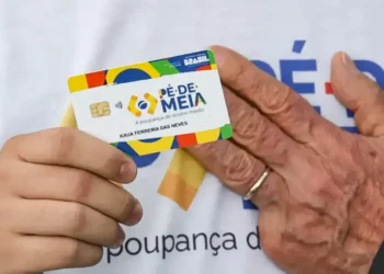 imagem de um estudante como cartão do Pé de Meia