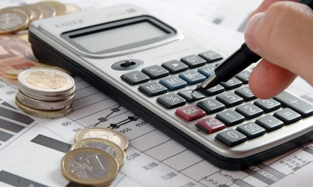 imagem de uma calculadora e dinheiro para falar da inflação brasileira em 2024