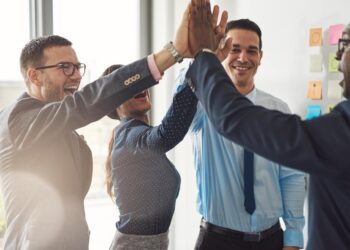 imagem de uma equipe de profissionais que aprenderam valores olímpicos para o sucesso