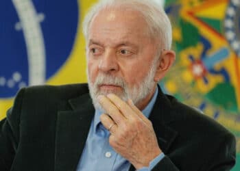 imagem do presidente Lula que reformou os valores de auxílio das famílias gaúchas