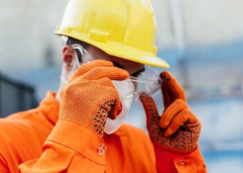 imagem de uma pessoa que trabalha expondo sua vida a agentes tóxicos para falar da Aposentadoria especial