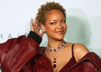 Rihanna exibe cabelo natural na festa de lançamento da Fenty Hair (Fonte: Kayla Oaddams/WireImage)